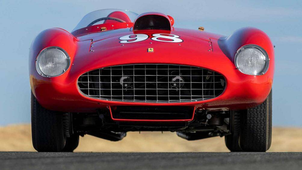 Carroll Shelby đã giành được tổng cộng 8 chiến thắng và 10 chức vô địch trong chiếc xe đua Ferrari 410 Sport Spider 1955 này