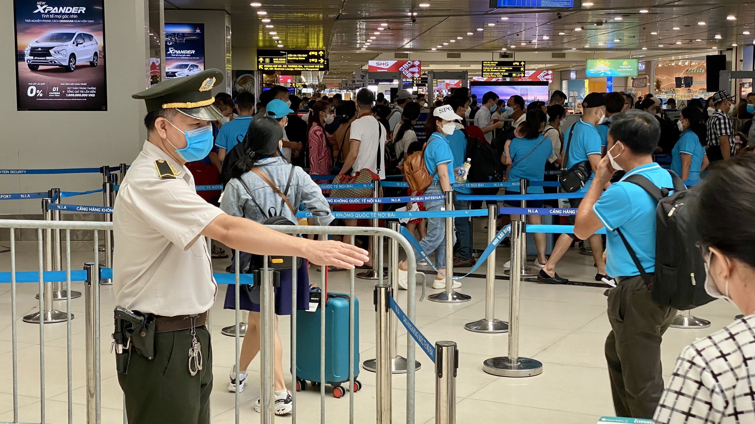 Mặc dù không tăng cao như dịp nghỉ hè vừa rồi, song các đơn vị trực thuộc Cảng đều chủ động sẵn sàng mọi phương án ứng phó, chủ động xây dựng các kế hoạch chi tiết của từng đơn vị, đảm bảo bám sát tình hình thực tế tại Cảng. Tăng cường phối hợp với Đồn Công an SBQT Nội Bài phân làn giao thông các khu vực luồng ra vào nhà ga.