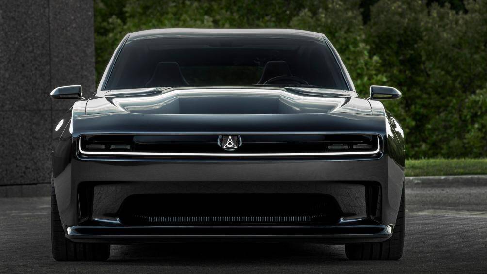 Phần đầu xe cũng trở nên bắt mắt nhờ hệ thống đèn chiếu sáng xung quanh lưới tản nhiệt phía trước và logo Fratzog