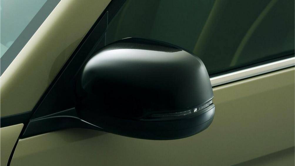 Bao quanh lưới tản nhiệt này và 2 cụm đèn pha tròn trịa là tấm ốp màu đen bóng