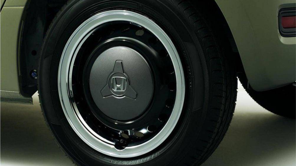 Xe còn có những chi tiết màu đen bóng khác như ốp gương ngoại thất, tay nắm cửa, vành la-zăng 14 inch