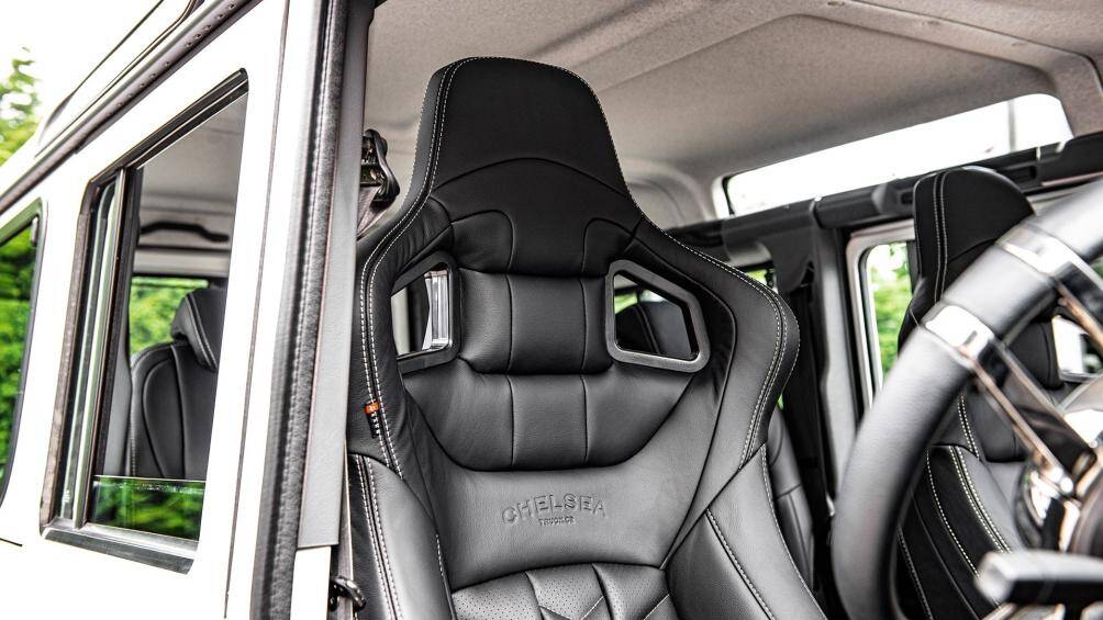 Ghế da được thêu logo Chelsea Trucks. Các tính năng giải trí vẫn phải thao tác bằng các phím bấm vật lý