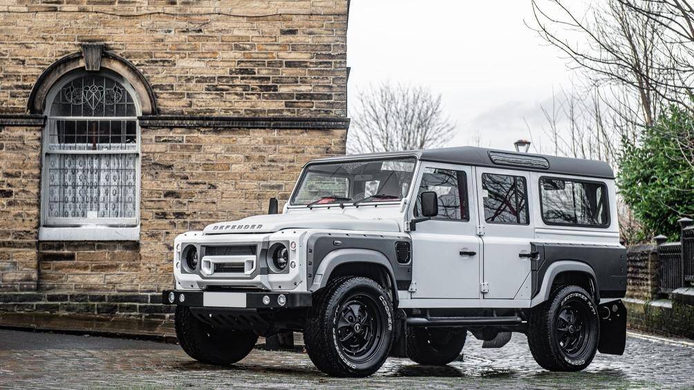 Mẫu xe được trang bị bộ bodykit bên ngoài và làm mới nội thất bên trong bằng vật liệu da nhưng cấu hình động cơ không thay đổi