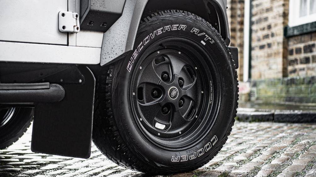 Chelsea Trucks trang bị cho Defender bộ vành hợp kim 20 inch cùng lốp AT Cooper Discovery, lốp dự phòng ở phía sau được bọc bằng vải