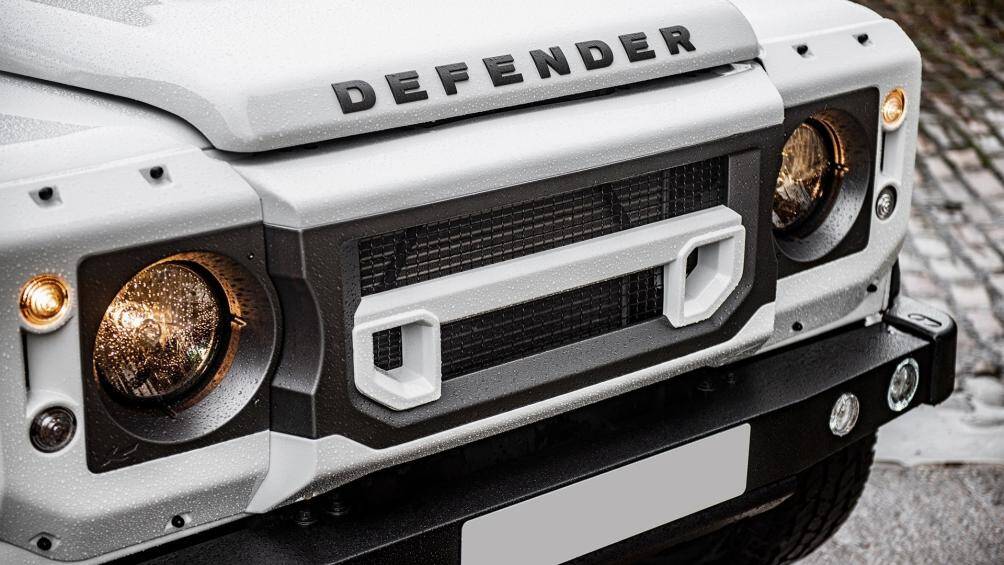 Ở ngoại thất, tông màu chủ đạo là màu trắng cùng một số khu vực xám Satin làm điểm nhấn như: mui xe, bộ bodykit, bọc đèn pha, lưới tản nhiệt