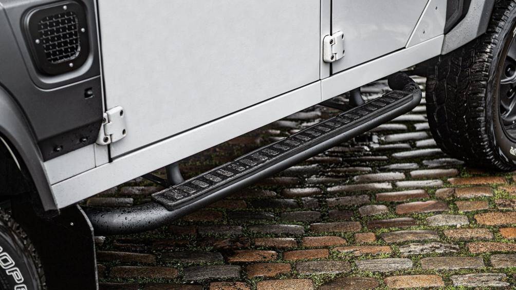 Xe có thêm phần bậc bước làm bằng kim loại, tạo vẻ chắc chắn cho chiếc SUV địa hình