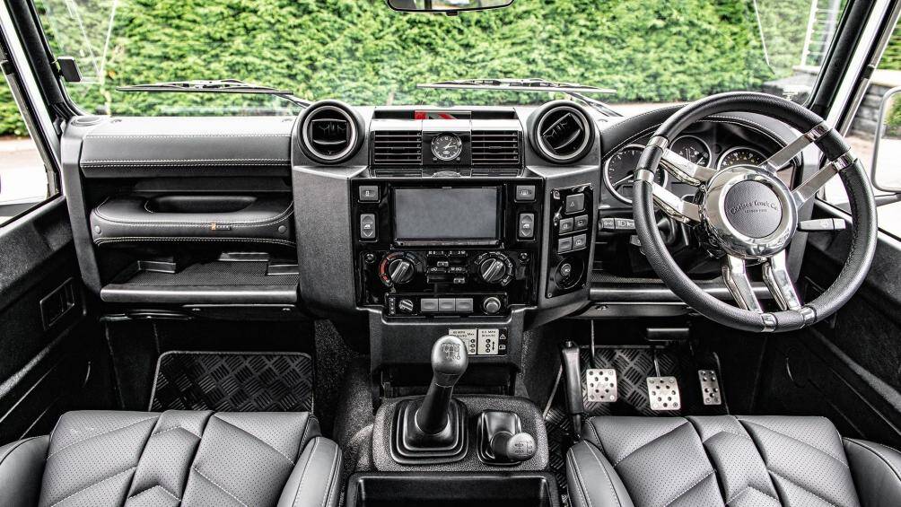 Hãng độ đã nâng cấp với nội thất bọc da đục lỗ cho ghế ngồi, vô lăng ba chấu mạ chrome