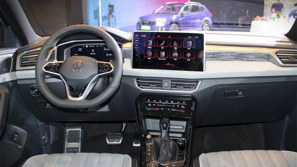 Về nội thất, Volkswagen Tayron bản nâng cấp gây ấn tượng với vô lăng 3 chấu vát đáy thể thao và tích hợp nút cảm ứng