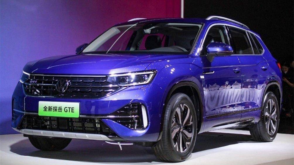 Thêm đó là tùy chọn động cơ xăng 4 xi-lanh, tăng áp, dung tích 2.0L với 2 mức sức mạnh: 186 mã lực/320 Nm hoặc 220 mã lực/350 Nm