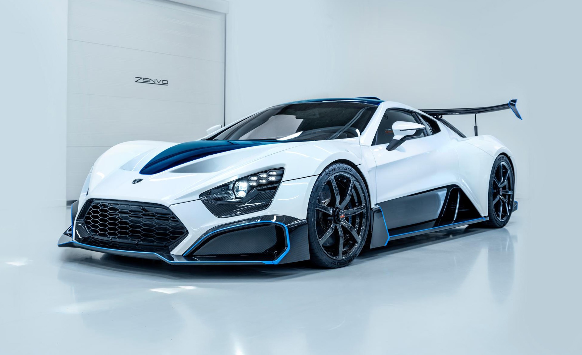 Zenvo TSR-S: Ra mắt tại Triển lãm ô tô Quốc tế Geneva năm 2018, nó có giá 1,7 triệu USD (gần 40 tỉ đồng)