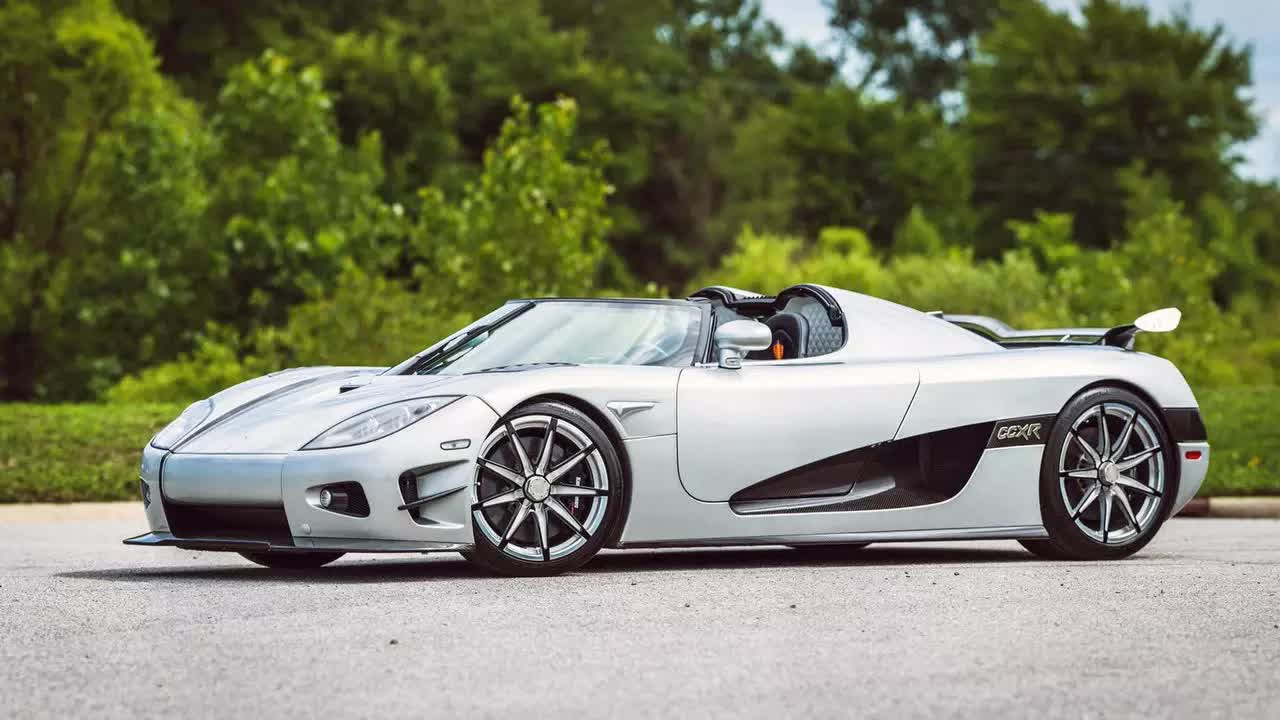 Koenigsegg CCXR Trevita có giá 4,8 triệu USD (gần 113 tỉ đồng). Mẫu xe này được phủ các sợi kim cương