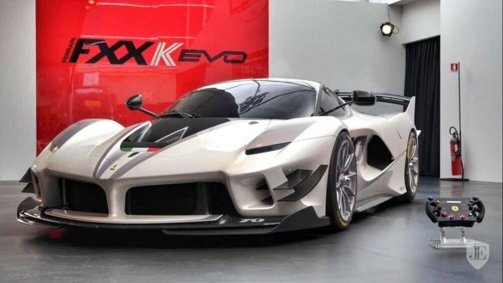 Ferrari FXX K Evo chỉ có 40 chiếc được sản xuất và có giá khoảng 2,6 triệu USD (61 tỉ đồng)