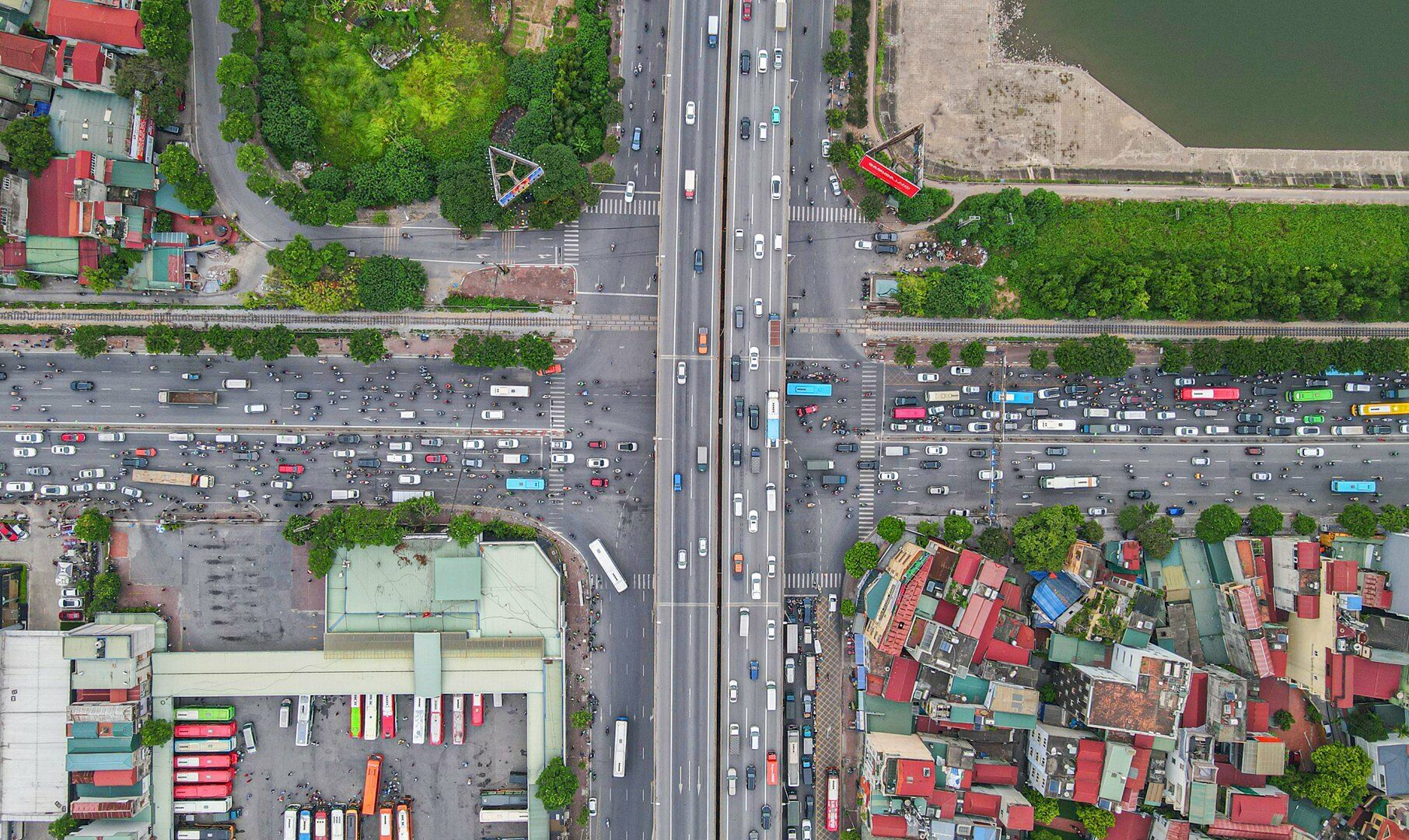 Hình ảnh trên cao tại nút giao Giải Phóng - Ngọc Hồi, đoạn gần bến xe Nước Ngầm lúc hơn 17h30.