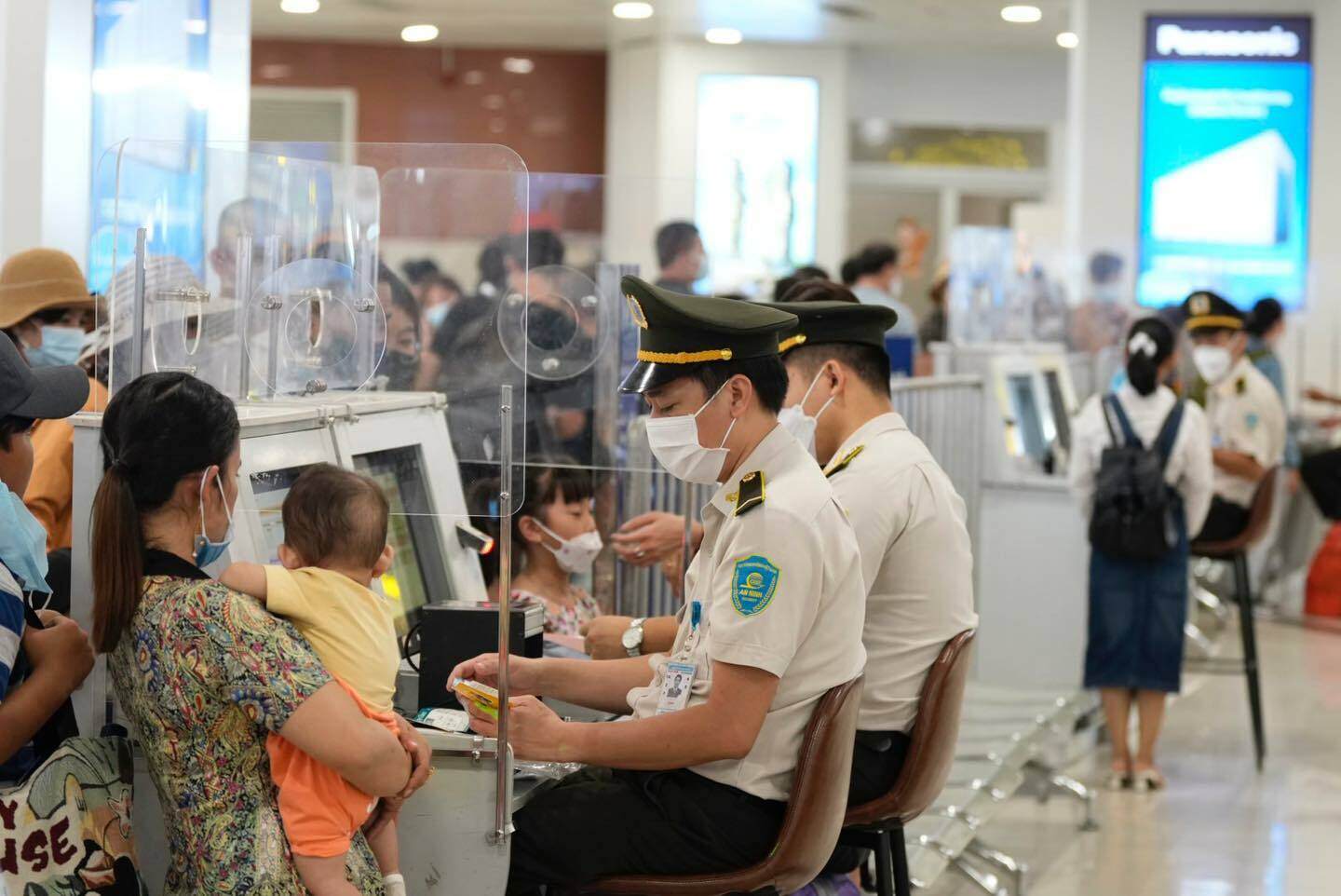 Lực lượng ANHK kiểm soát giấy tờ tuỳ thân của khách đi tàu bay.
Lãnh đạo Cảng HKQT Nội Bài khẳng định sẽ đảm bảo 100% hành khách, hành lý, hàng hóa, bưu gửi, đồ vật được kiểm tra, soi chiếu an ninh trước khi đưa vào khu vực hạn chế, cách ly, lên tàu bay. Tăng tần suất kiểm tra trực quan ngẫu nhiên đối với hành khách đã qua cổng từ mà không có báo động hay đối với hành lý xách tay, ký gửi qua máy soi tia X mà không có hình ảnh nghi vấn.