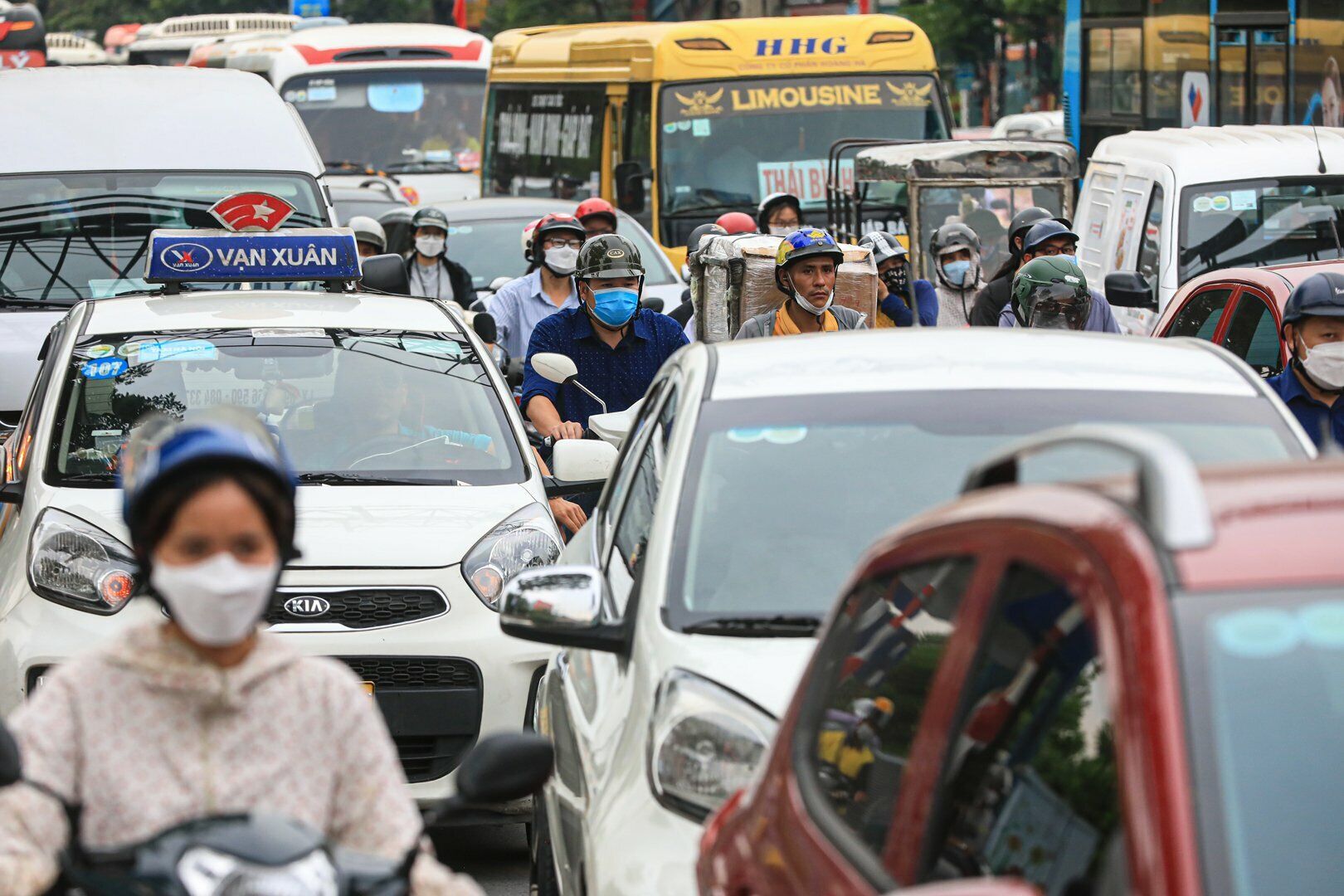 Người dân mệt mỏi nhích từng chút một giữa làn xe đông đúc.