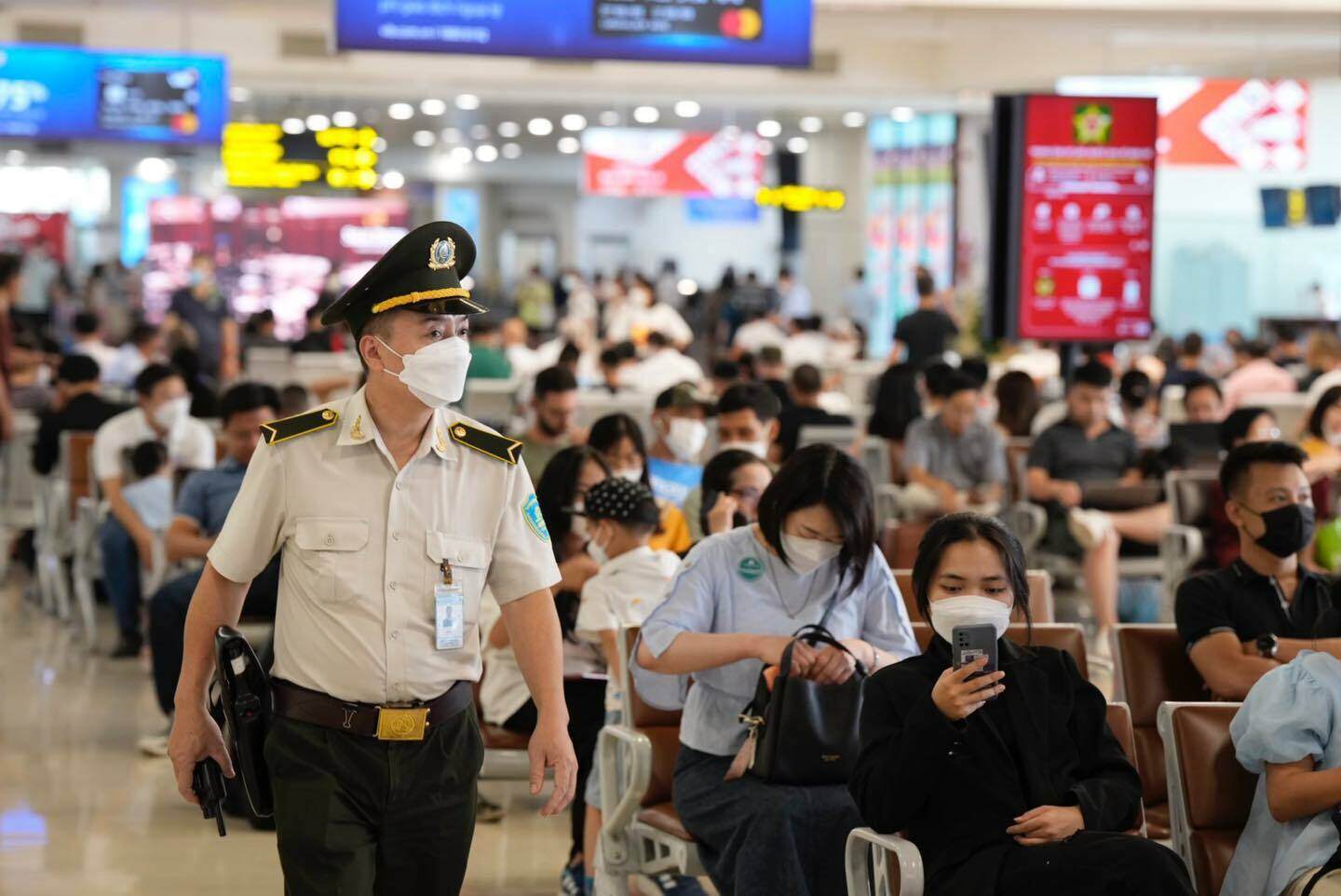 Các khu vực cách ly, hạn chế, sân đỗ tàu bay, sân đỗ ô tô, khu vực công cộng đều được tăng cường lực lượng ANHK tuần tra, giám sát đảm bảo tuyệt đối ANTT, an ninh, an toàn hàng không tại công trình trọng điểm an ninh quốc gia dịp Lễ Quốc khánh.