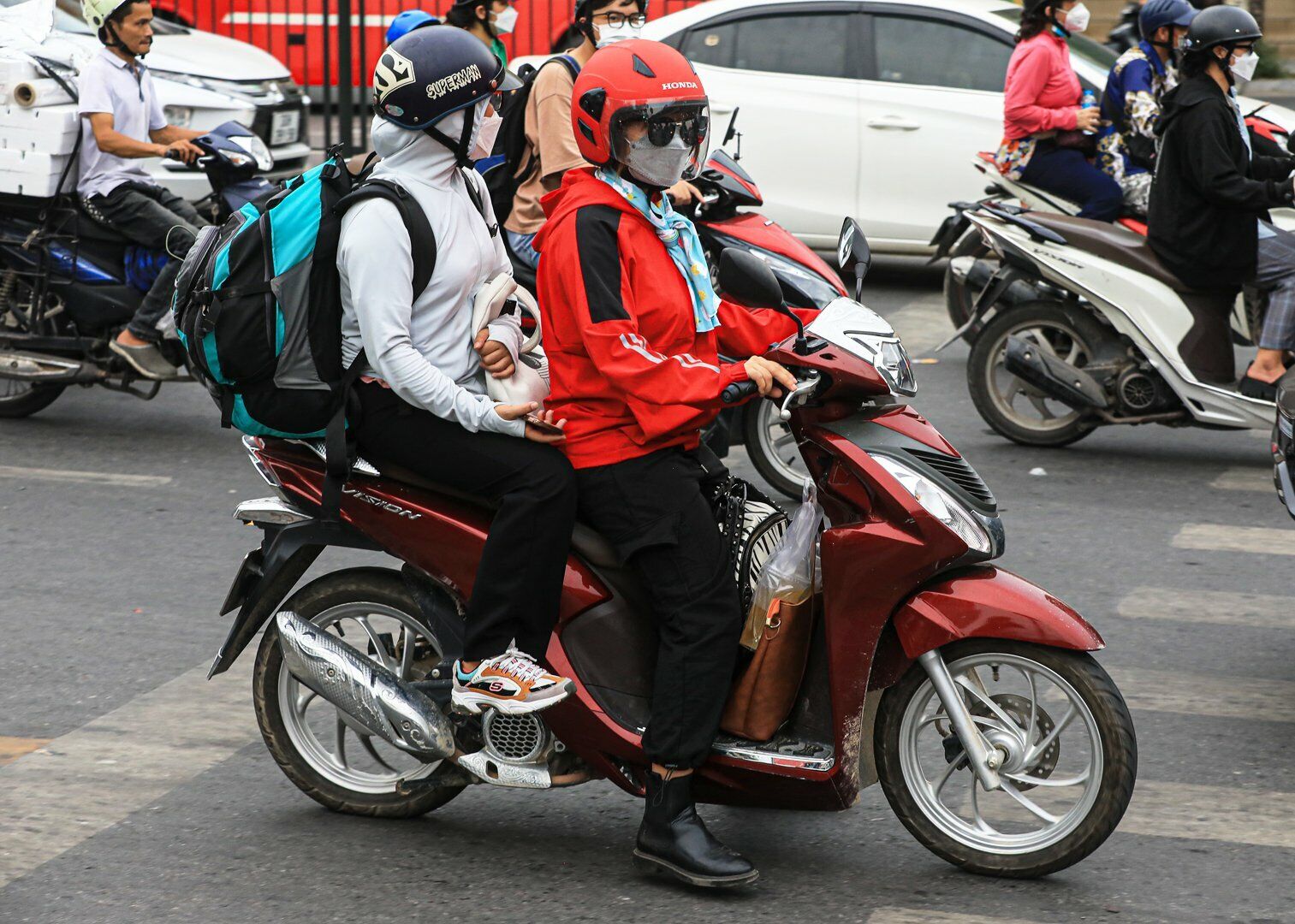 Nhiều người mang theo hành lý lỉnh kỉnh để về quê nhà