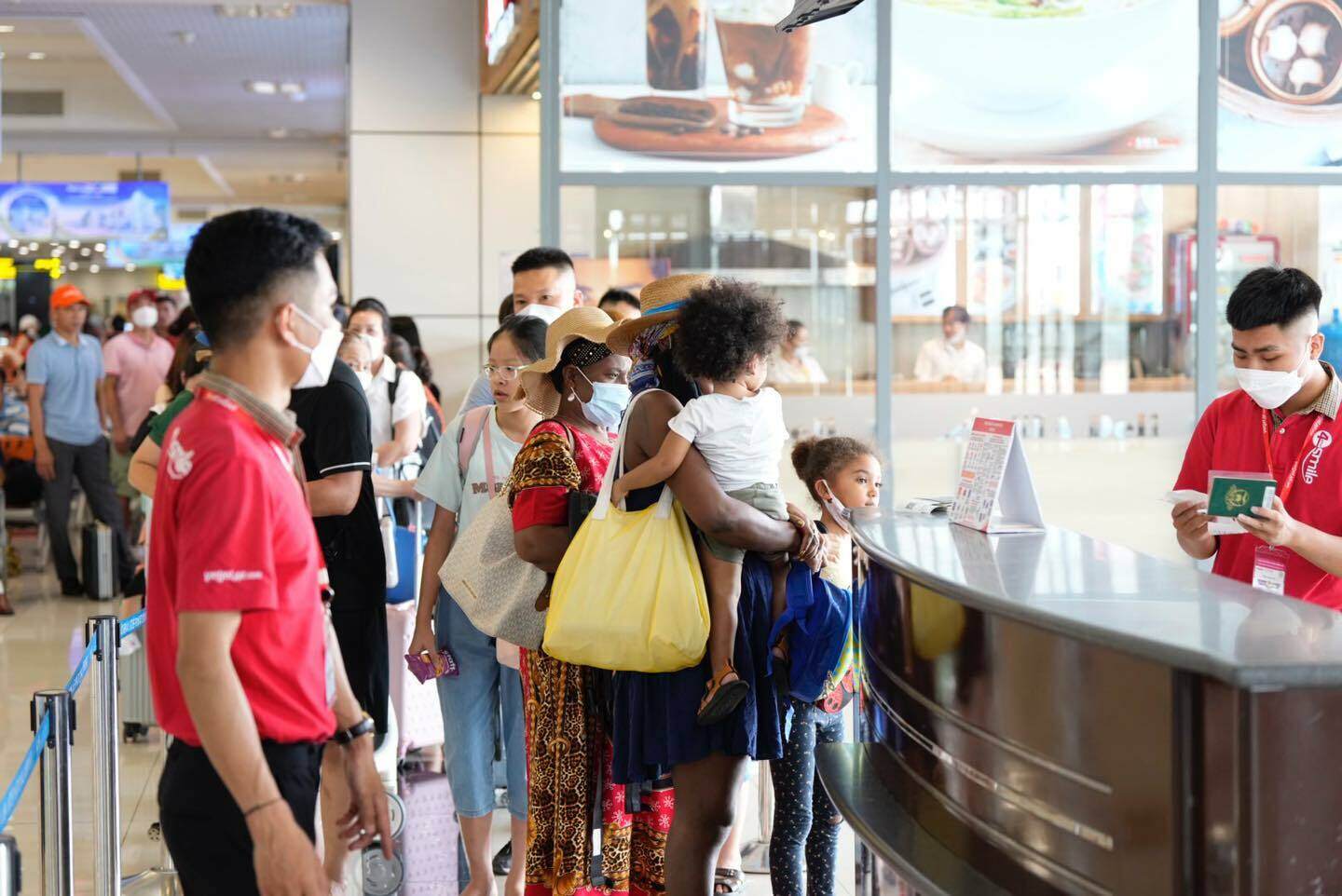 Khách xếp hàng tại cửa ra tàu bay. Người khuyết tật, người già, trẻ em… luôn được ưu tiên làm thủ tục trước.