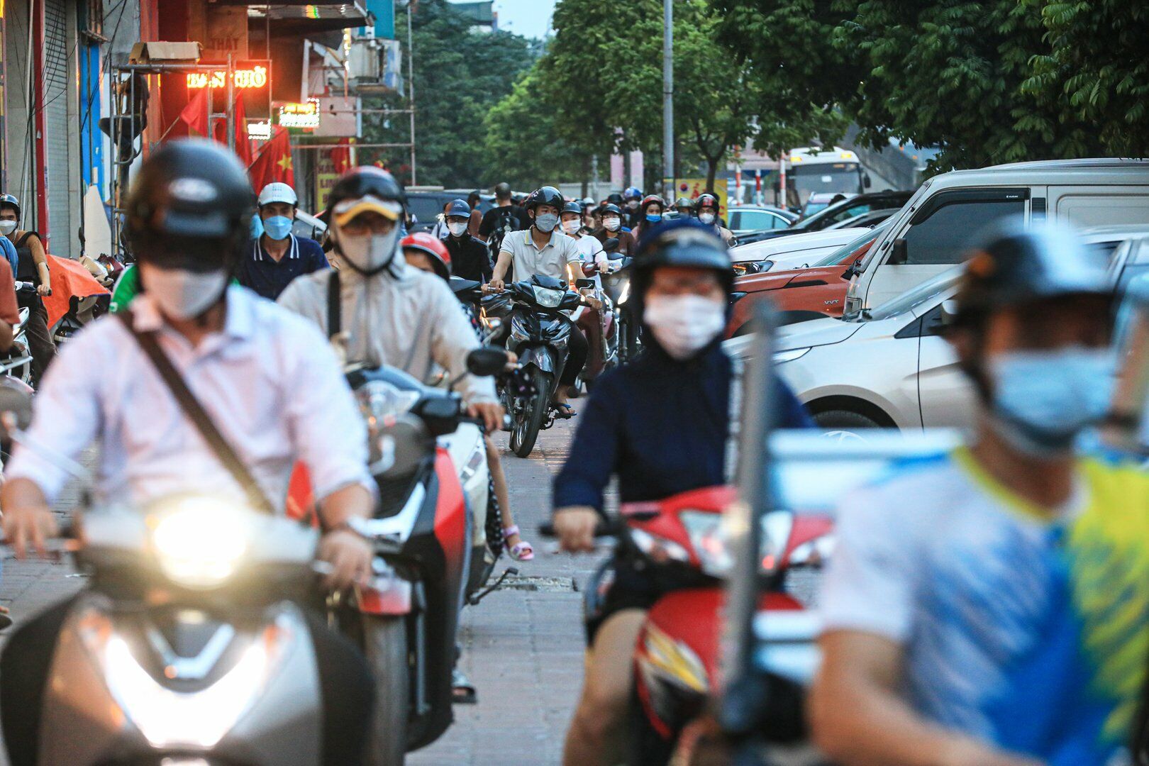 Các phương tiện xe máy tìm mọi cách để thoát khỏi ùn tắc