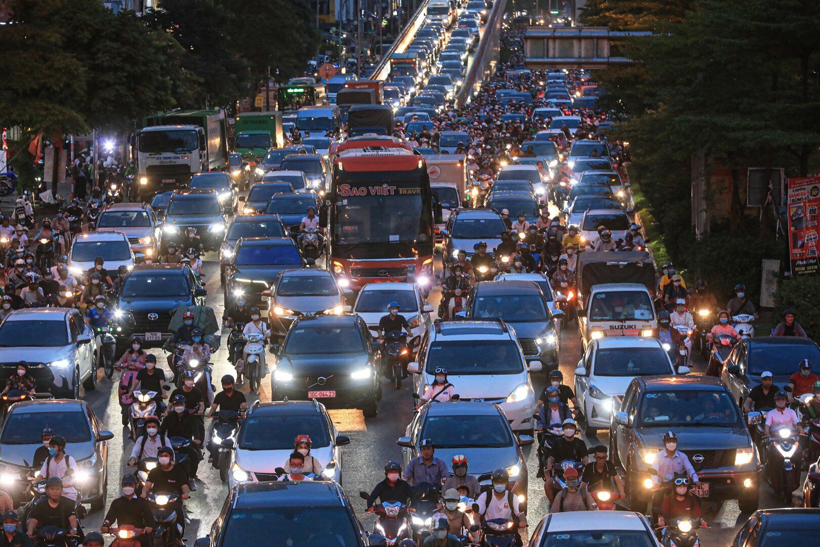 Làn xe đông đúc ở đường Trường Chinh, phía đầu Ngã Tư Sở thời điểm khoảng 18h30