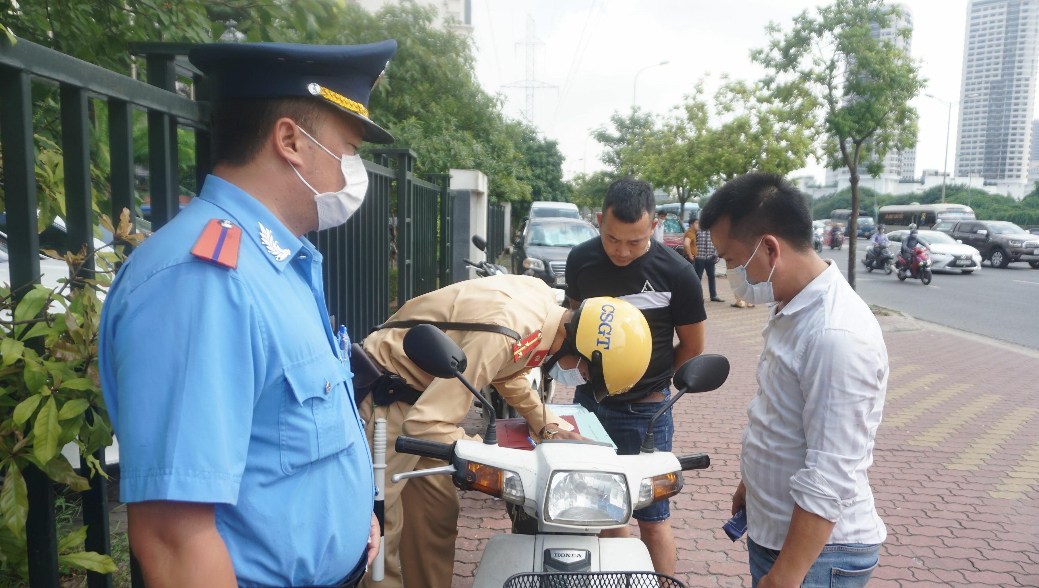 Còn Trung tá Đặng Quốc Mười, Đội phó Đội CSGT – trật tự, Công an quận Nam Từ Liêm thông tin, đơn vị đã xây dựng các kế hoạch từ sớm để đảm bảo giao thông, an ninh trật tự quanh khu vực bến xe Mỹ Đình phục vụ nhu cầu đi lại của người dân trong dịp nghỉ lễ.