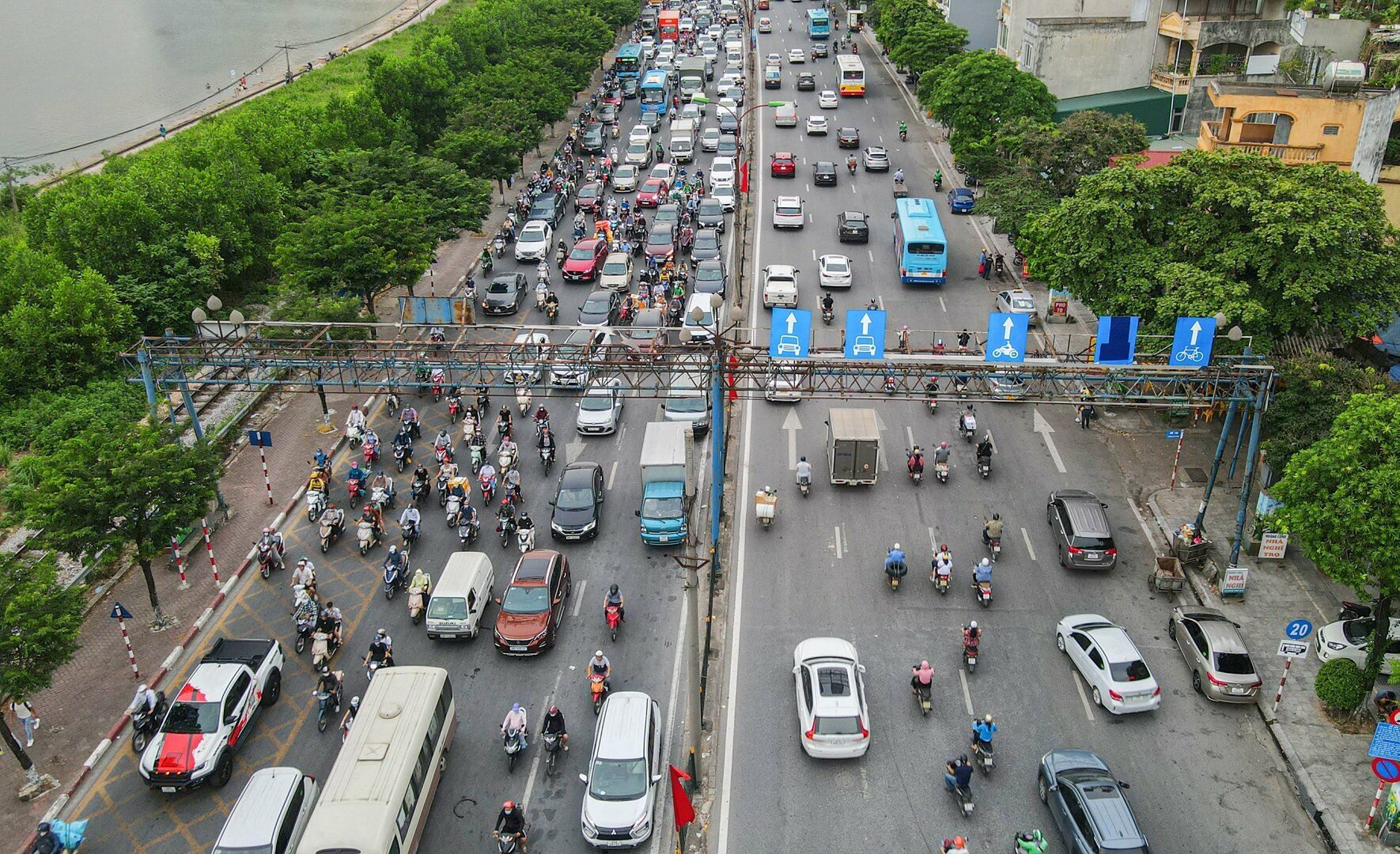 Tại đường Giải Phóng, hướng đi Ngọc Hồi ùn tắc cục bộ do phương tiện dừng chờ đèn đỏ khá lâu.