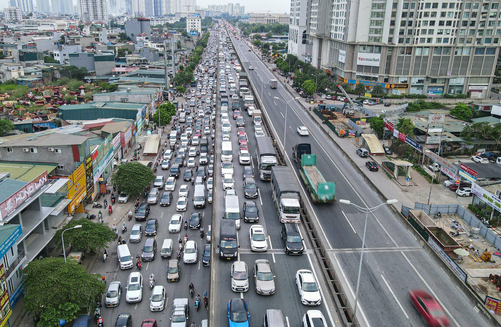 Đường Nguyễn Xiển, hướng đi ngã tư Nguyễn Trãi - Khuất Duy Tiến.