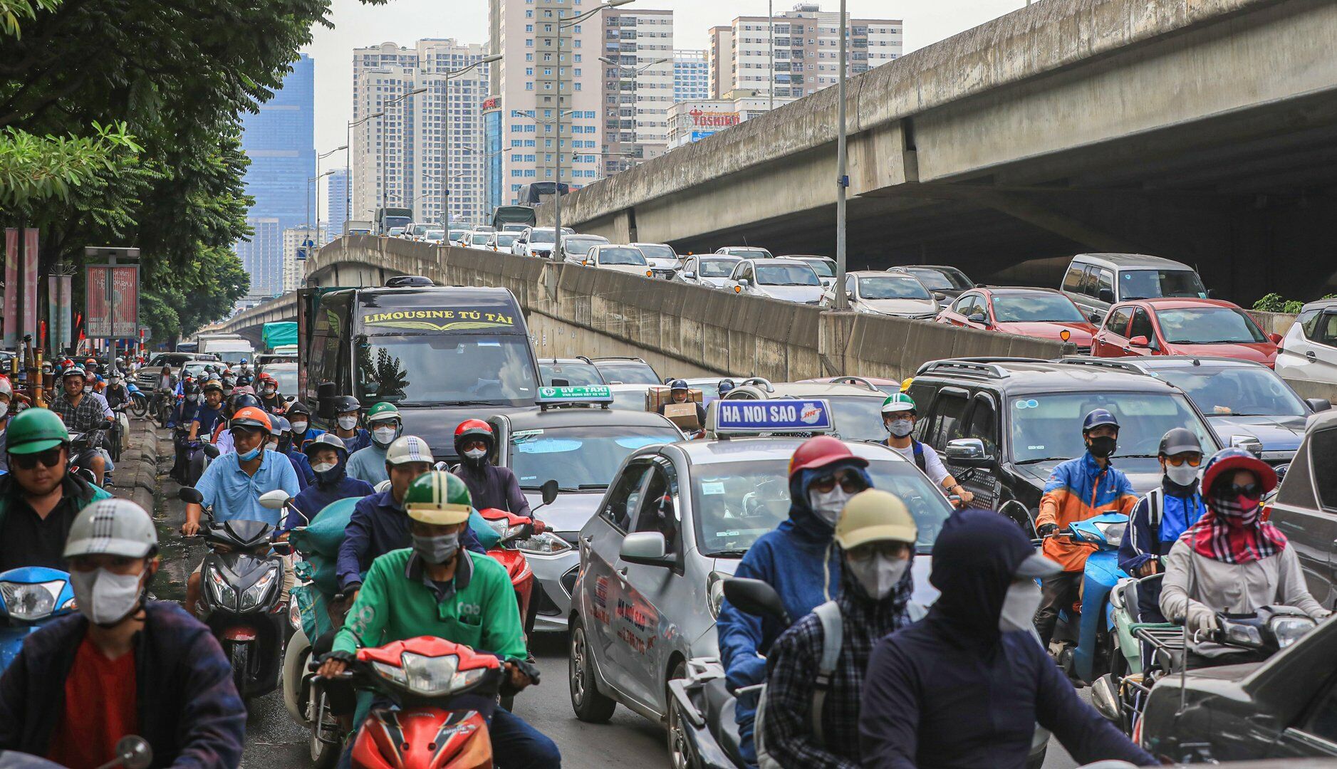 Ngay từ buổi chiều 31/8 - ngày cuối cùng trước kỳ nghỉ lễ 2/9, đường Khuất Duy Tiến đã đông nghẹt phương tiện tham gia giao thông.