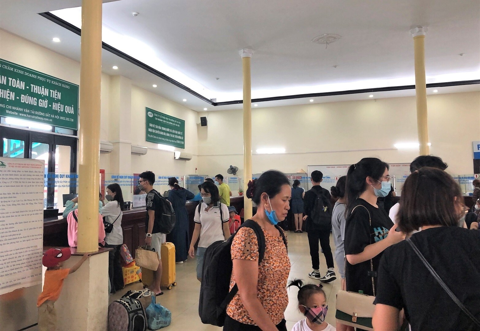 Các chuyến tàu thường xuyên và chạy tăng cường đều tập trung xuất phát vào tối nay. Ngoài 2 mác tàu khách Thống nhất Hà Nội - Sài Gòn, một mác tàu Hà Nội - Vinh chạy thường xuyên hàng ngày, đường sắt chạy tăng cường thêm một đoàn tàu đi Vinh, 2 đoàn tàu đi Quảng Bình và một đoàn tàu đi Lào Cai. Đến nay các đoàn này đều đã kín khách, chỉ còn rất ít vé.
Ảnh: Hành khách chờ tàu khá đông