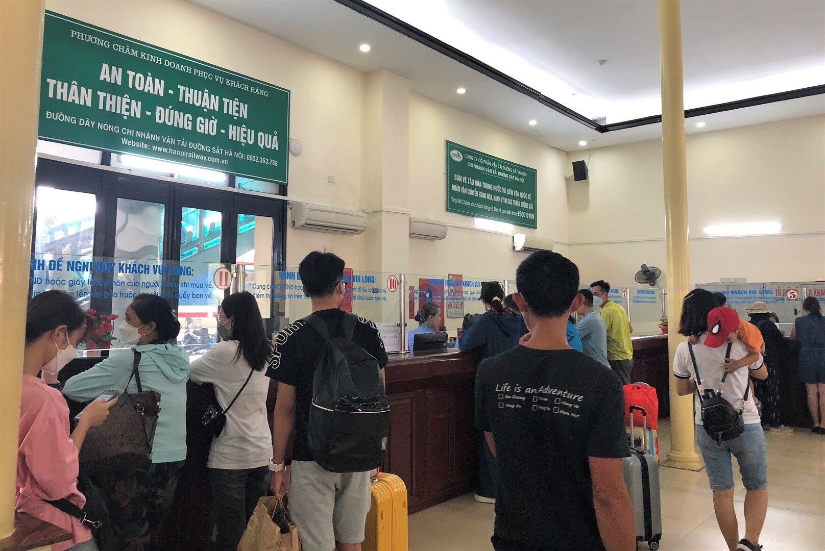 Bà Đào cũng cho biết, lượng khách đi tàu Nam Định, Thanh Hóa, Vinh rất đông. Sáng mai, vé tàu đi các tuyến ngắn như Hà Nội - Hải Phòng, Hà Nội - Thanh Hóa cũng đã hết, hiện chỉ còn vé tàu lập thêm HP3 đi Hải Phòng.
Ảnh: Nhiều hành khách vẫn mua vé để đi các chuyến tàu kế tiếp