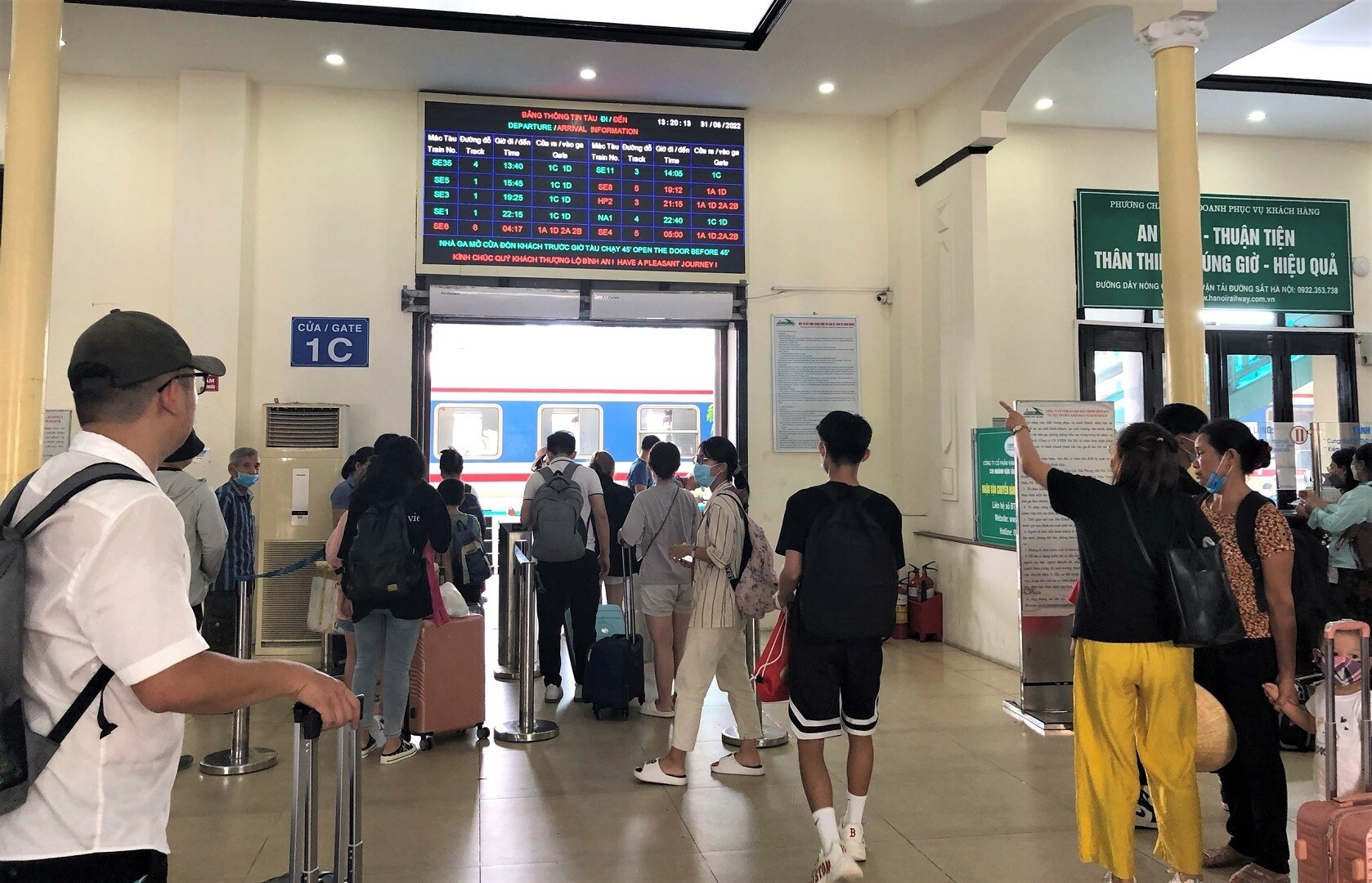 Tại ga Hà Nội chiều nay (31/8), rất đông hành khách đổ về ga đi tàu, chính thức bắt đầu vào đợt nghỉ lễ Quốc khánh 2/9 kéo dài 4 ngày. Tuy nhiên, khách không ùn ứ do giãn cách giữa các chuyến tàu hợp lý, hành khách ra ga là có thể lên tàu luôn, không phải chờ đợi lâu ở phòng đợi tàu hay sân ga