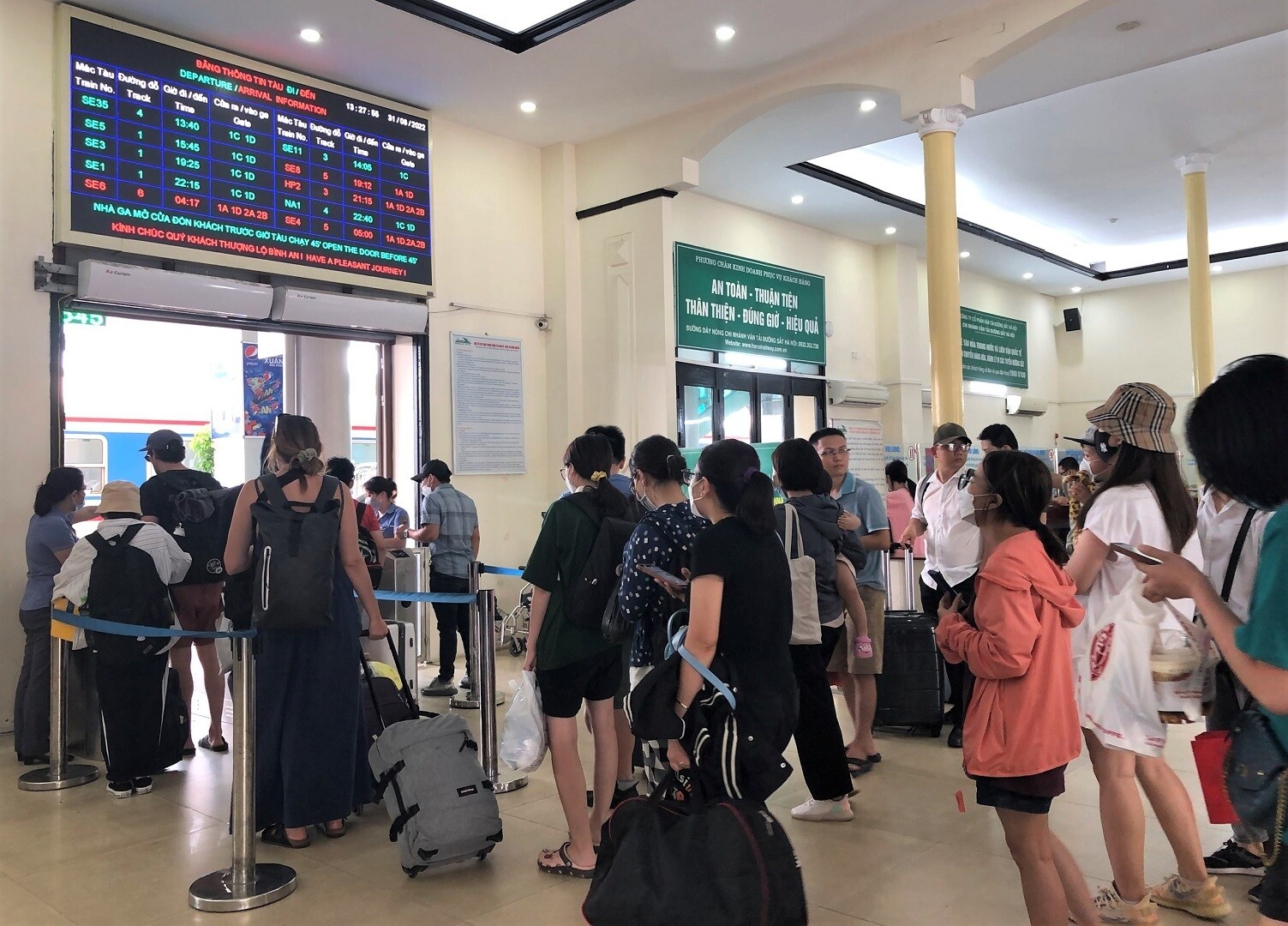 Hành khách xếp hàng lần lượt qua cửa kiểm soát, không bị ùn ứ