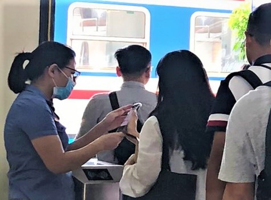 Bà Phạm Thị Anh Đào, Trạm trưởng Trạm Vận tải đường sắt Hà Nội cho biết, trong chiều nay, tại ga Hà Nội có 3 chuyến tàu xuất phát đi phía Nam, cùng đó có 2 chuyến tàu xuất phát ga Long Biên đi Hải Phòng. Các chuyến tàu hành khách đều kín phương án chỗ với tổng cộng khoảng 3.000 khách, chỉ còn rất ít vé ghế phụ đi chặng ngắn.
Ảnh: Hành khách chủ yếu mua vé tàu điện tử, chỉ cần cung cấp thông tin vé qua điện thoại smartphone cho nhân viên soát vé nên nhanh chóng, thuận tiện