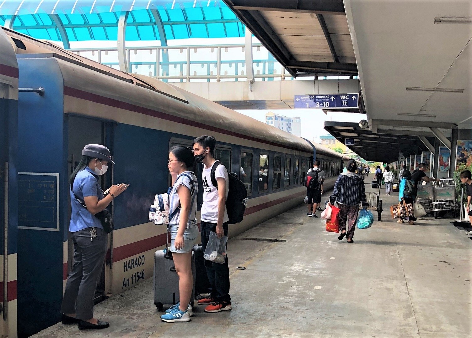 Thông tin với Báo Giao thông, ông Huỳnh Thế Sơn, Phó Trưởng phòng Kinh doanh Công ty CP Vận tải đường sắt Hà Nội cho biết, lượng hành khách du lịch đi chủ yếu trên tuyến Hà Nội - Quảng Bình, Hà Nội - Lào Cai. Hành khách đi từ ga Hà Nội tập trung vào tối 31/8 và sáng 1/9; Các nơi về Hà Nội tập trung trong các ngày 3 và 4/9.
Ảnh: Ke ga thông thoáng do nhà ga mở cửa đón khách sớm