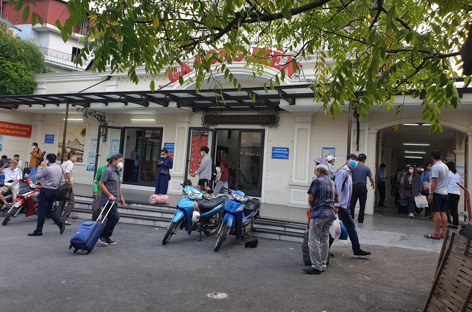 Phía ngoài ga Long Biên, hành khách vẫn tiếp tục đổ về ga đi tàu