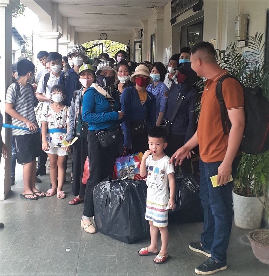 Hành khách chờ đông kín hành lang ga Long Biên, lối dẫn ra tàu