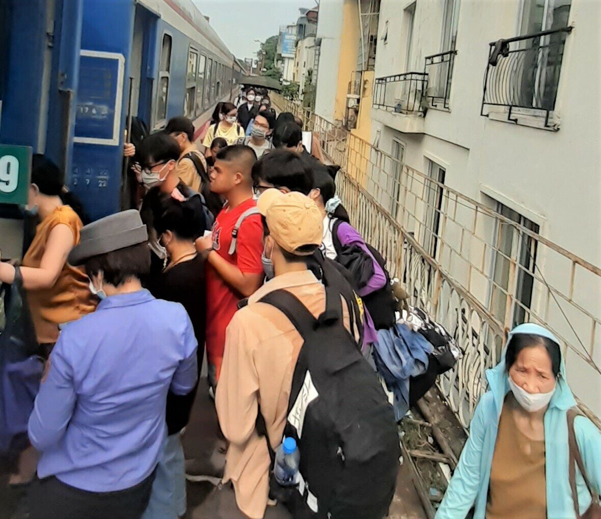 Ông Sơn cho biết thêm, hiện vé tàu tối ngày 1/9, ngày 2/9 và sáng 3/9 còn nhiều. Đường sắt sẽ tiếp tục theo dõi nhu cầu của hành khách để điều chỉnh tăng, giảm toa xe, tàu phù hợp.
Ảnh: Hành khách đông kín hành lang cầu Long Biên, chờ lên tàu Hải Phòng