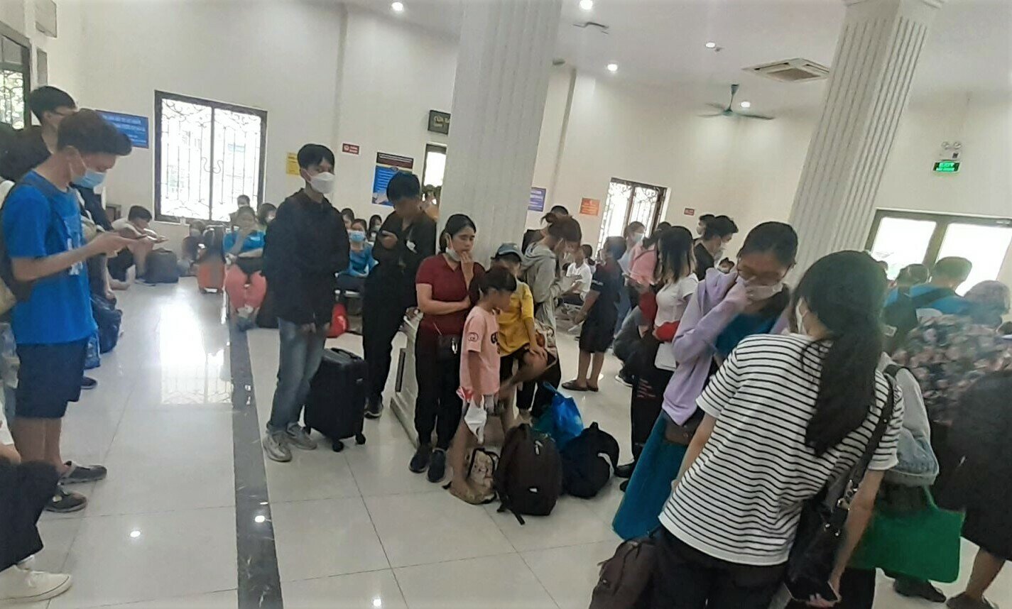 “Chủ yếu khách đi ngắn đường cự ly vận chuyển bình quân chỉ dưới 500km. Hiện tối 31/8 cơ bản vé từ Hà Nội đi Vinh, Đồng Hới đã hết vé. Số lượng vé bán của Công ty CP Vận tải đường sắt Hà Nội tính đến nay khoảng 47.000 vé, chiếm 60% số lượng chỗ cả giai đoạn nghỉ lễ 2/9. Giá vé ngày cao điểm chỉ tương đương giá vé cuối tuần cao điểm vận tải hè”, ông Sơn nói.
Ảnh: Tàu Hà Nội - Hải Phòng rất đông khách, lên đến gần 1.000 khách/đoàn. Hành khách chờ tàu kín ga Long Biên
