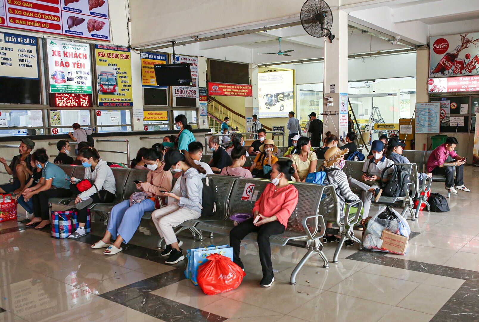 Trong nhà chờ xe, hành khách không quá đông đúc hay quá tải.