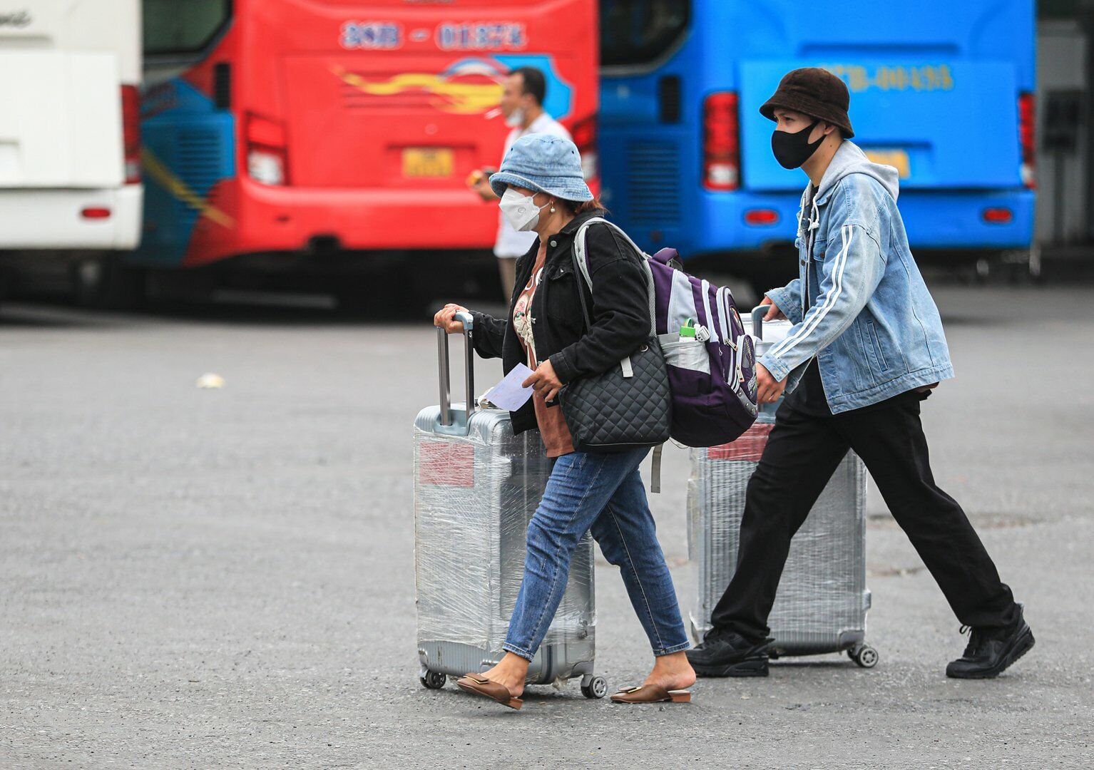 Người dân với nhiều đồ đạc lỉnh kỉnh là những vali hành lý to.