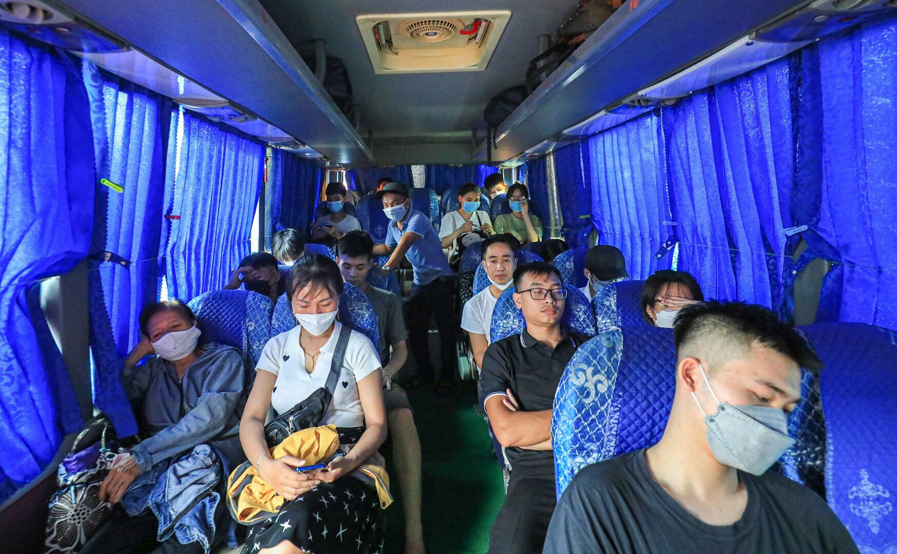 Theo ông Phạm Thanh Hà, chủ nhà xe Hải Dung, lượng khách ngày 31/8 vừa phải, không có nhiều khách đặt trước. Dù chuẩn bị đến giờ xuất bến mới nhưng xe được khoảng hơn 20 khách. Năm nay, lượng giá vé cũng không tăng.