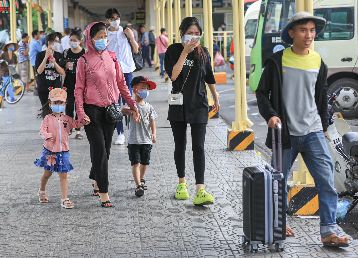 Nhiều người tay xách nách mang hành lý để trở về nhà