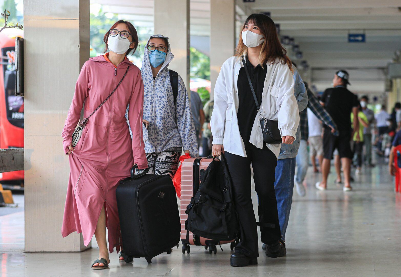 Ông Tạ Anh Tuấn, Trưởng ca điều hành bến xe Giáp Bát ước tính, lượng khách sẽ đông hơn từ chiều tối 31/8 đến ngày 1/9.
Khâu chuẩn bị của các nhà xe hiện đã hoàn thành. “Bến xe đã phối hợp với các doanh nghiệp để chuẩn bị lượng xe nhất định để tăng cường, có thể tăng 25-30% so với mọi ngày”, ông Tuấn nói. Ngoài ra, lượng khách ước tính cũng tăng khoảng 200%.