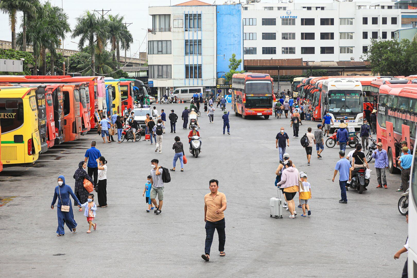 Trong khi đó, lúc 16h45, bến xe Nước Ngầm khá nhộn nhịp hành khách.