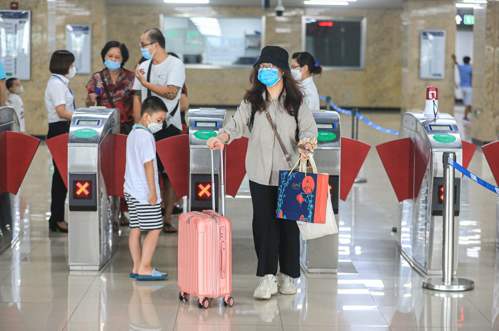 Ngoài ra, đơn vị này còn có các phương án phối hợp với lực lượng chức năng của các quận, nơi đặt các ga của tuyến, để đảm bảo phục vụ người dân một cách tốt nhất, tránh hiện tượng “chặt chém”, “chèo kéo” khách gửi xe để đi tàu.