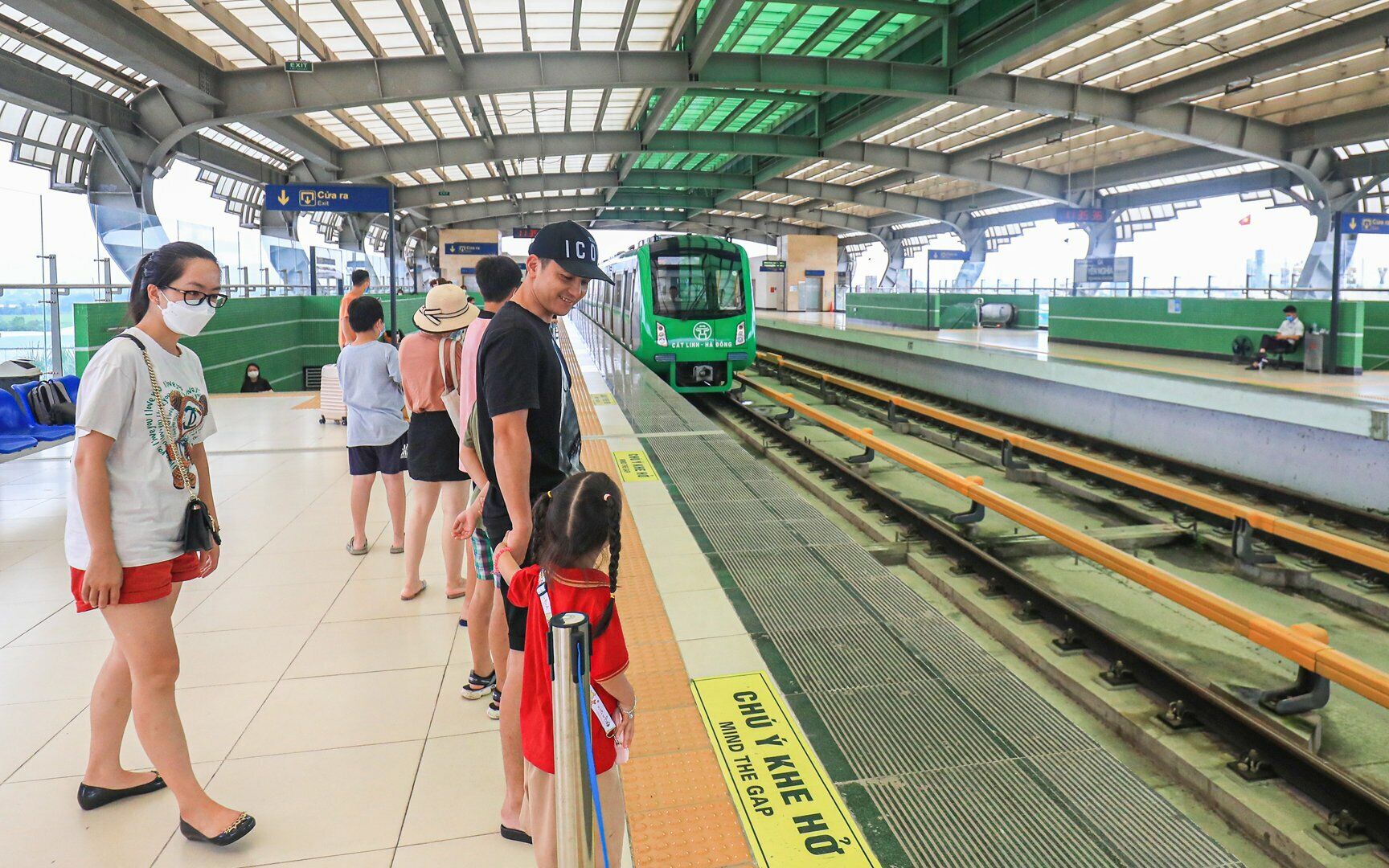 Nhiều trẻ em hào hứng khi được bố mẹ cho đi tuyến đường sắt trên cao.