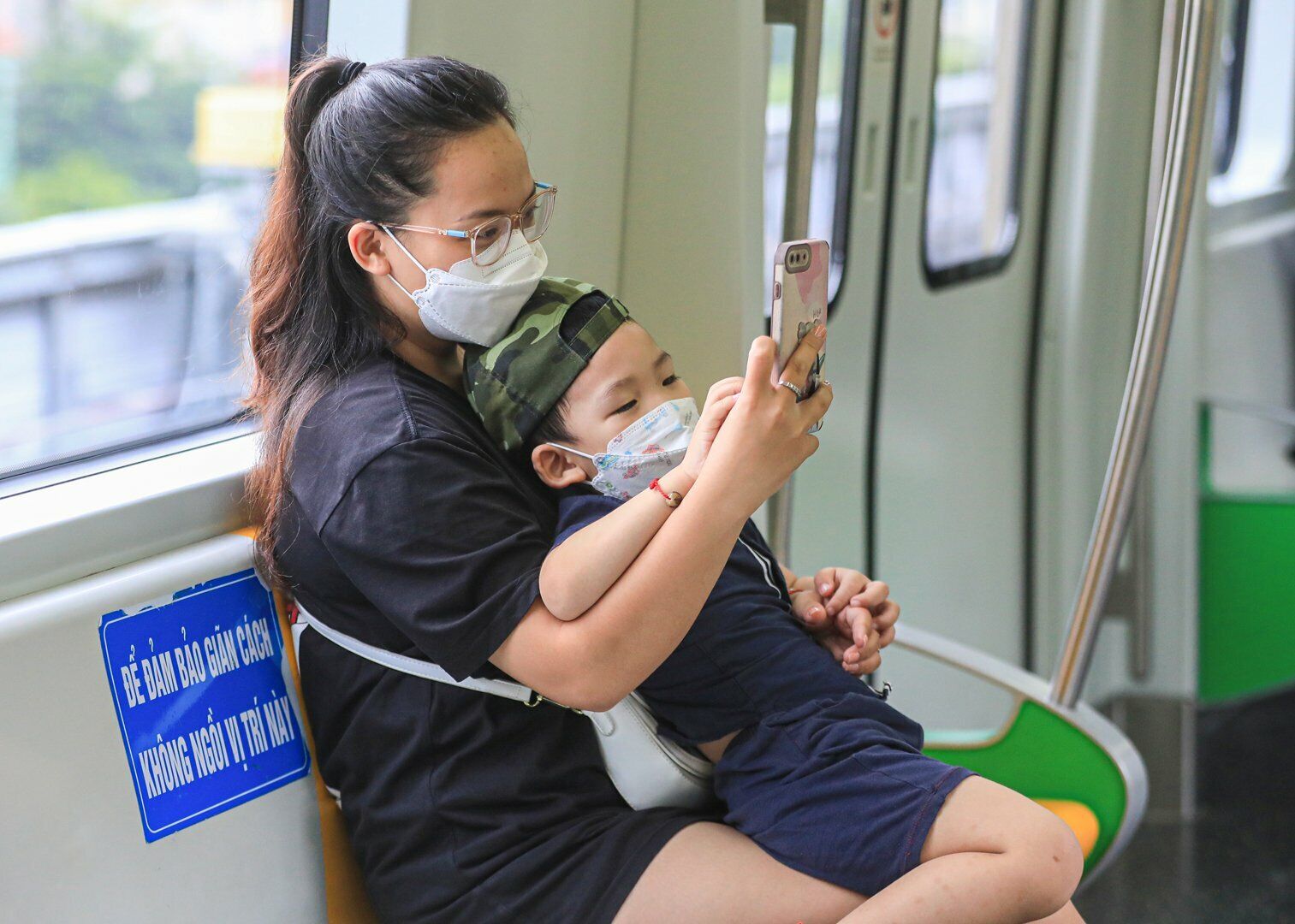 Tàu Cát Linh - Hà Đông ngày càng hút khách. Thói quen sử dụng tàu điện công cộng của người dân cũng dần hình thành.