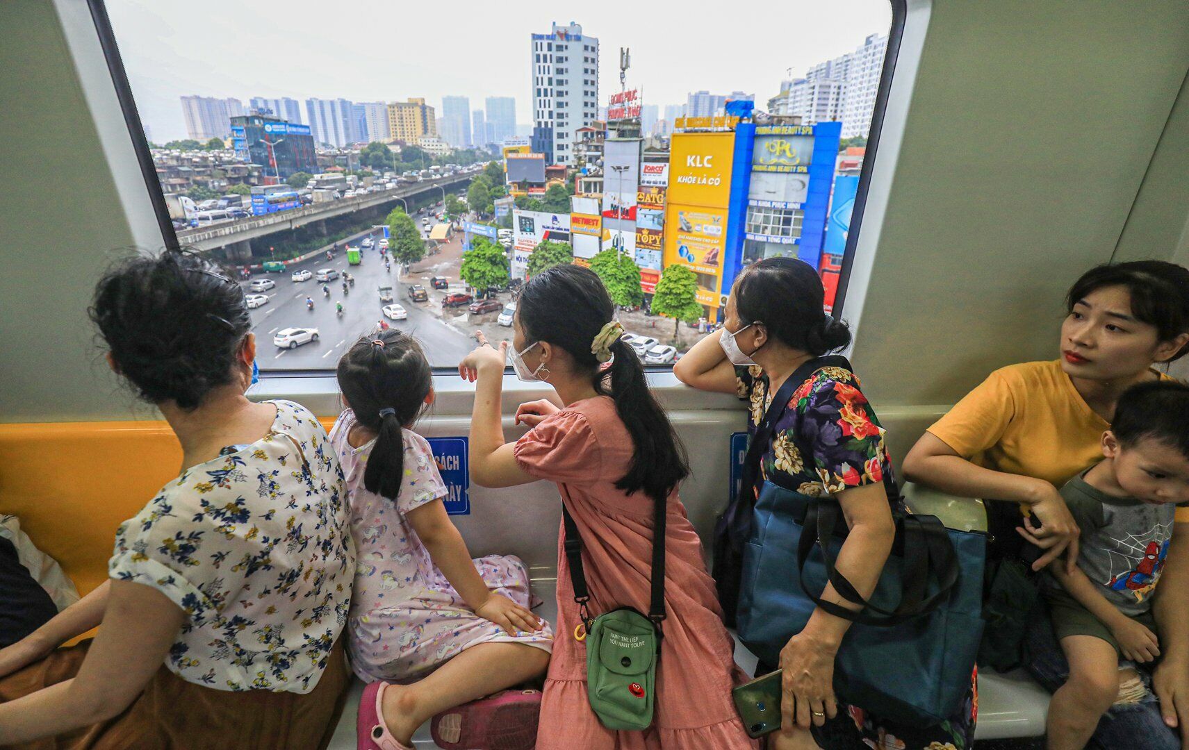Từ trên tàu Cát Linh - Hà Đông, hành khách có thể ngắm các tuyến đường của Thủ đô từ trên cao.