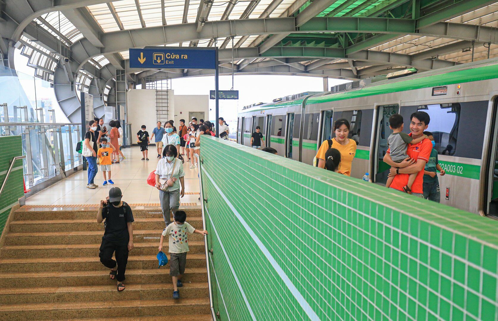 Hanoi Metro tăng cường nhân lực hướng dẫn hành khách lên xuống tàu một cách an toàn.