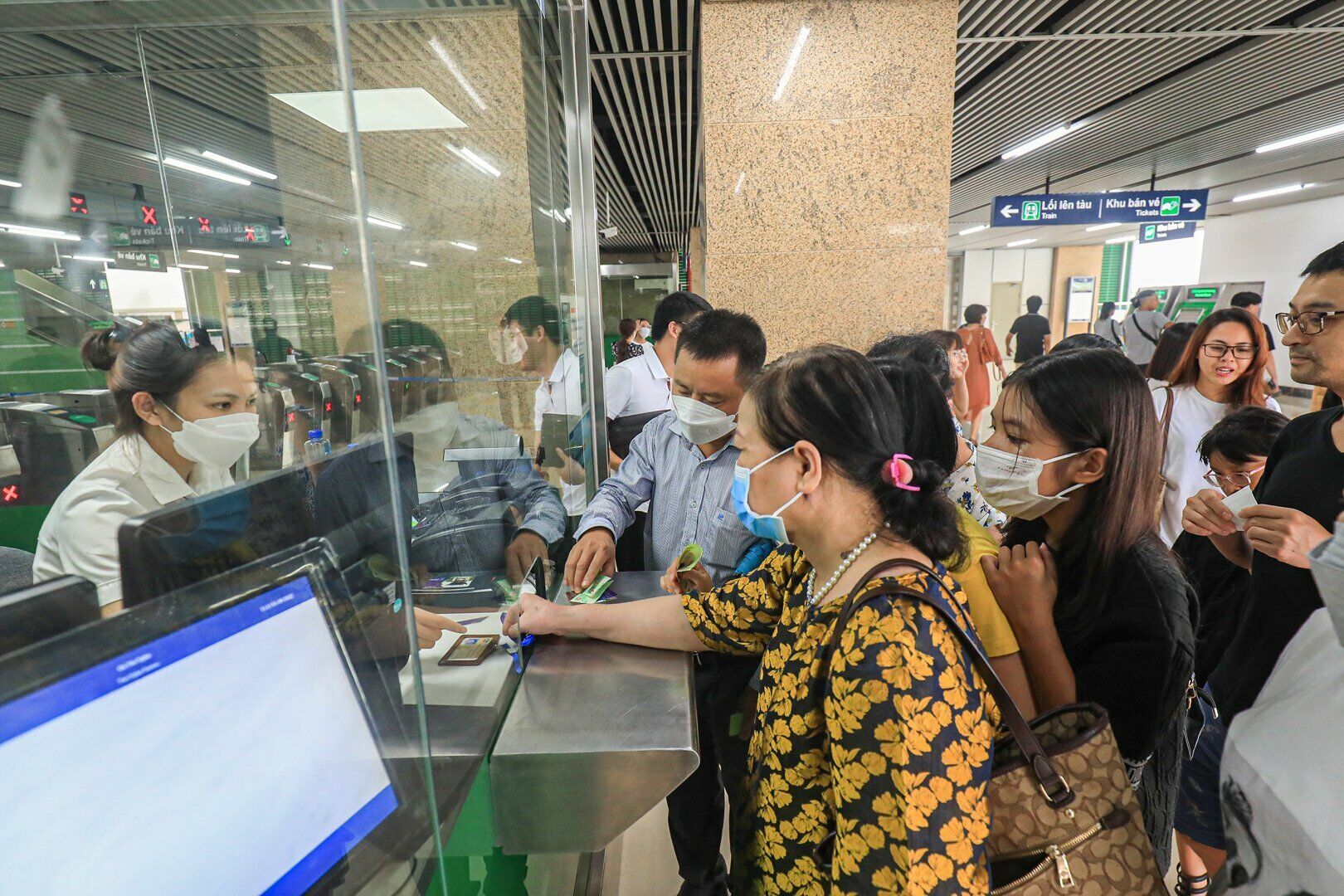 Theo Công ty TNHH MTV Đường sắt Hà Nội (Hanoi Metro), để phục vụ tốt nhu cầu đi lại của người dân dịp Lễ Quốc khánh 2/9, đơn vị sẽ tăng cường nhân lực hỗ trợ hành khách để tránh ùn ứ tại các ga cũng như các khâu mua vé, cửa soát vé…
Do đã có một thời gian phục vụ người dân trong các kỳ nghỉ như Tết Dương lịch, Tết Âm lịch, Giỗ tổ Hùng vương, 30/4 và 1/5, Hanoi Metro đã có kinh nghiệm phục vụ hành khách.